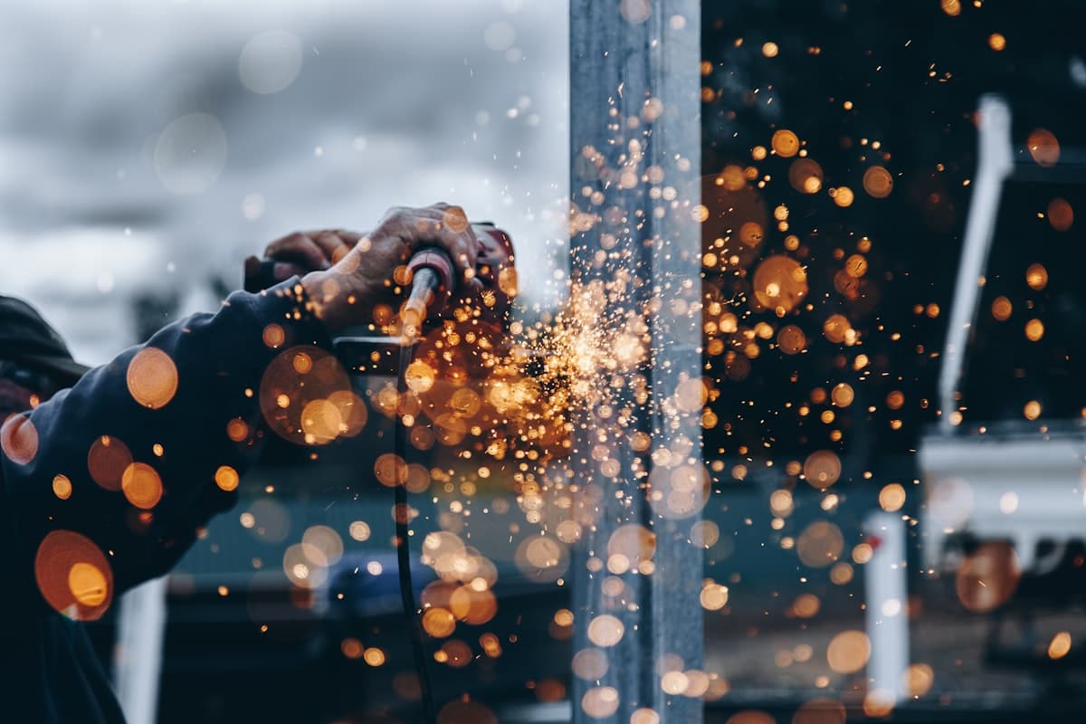 Professionelle Businessreportage in einer modernen Werkstatt